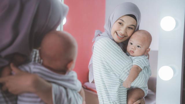 Ilustrasi bayi bercermin atau kaca. Foto: Shutter Stock