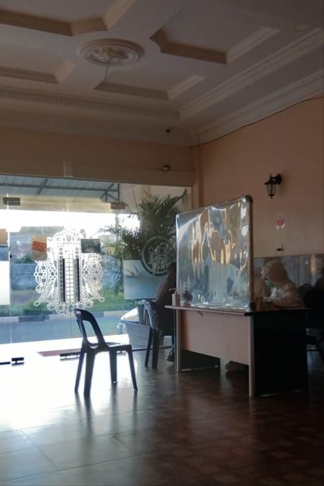 Dokter jaga siaga (stand by) di Hotel Hijrah Inn yang dijadikan sebagai tempat isolasi terpusat (isoter) oleh Pemkot Banda Aceh. Foto: Cut Siti Raihan