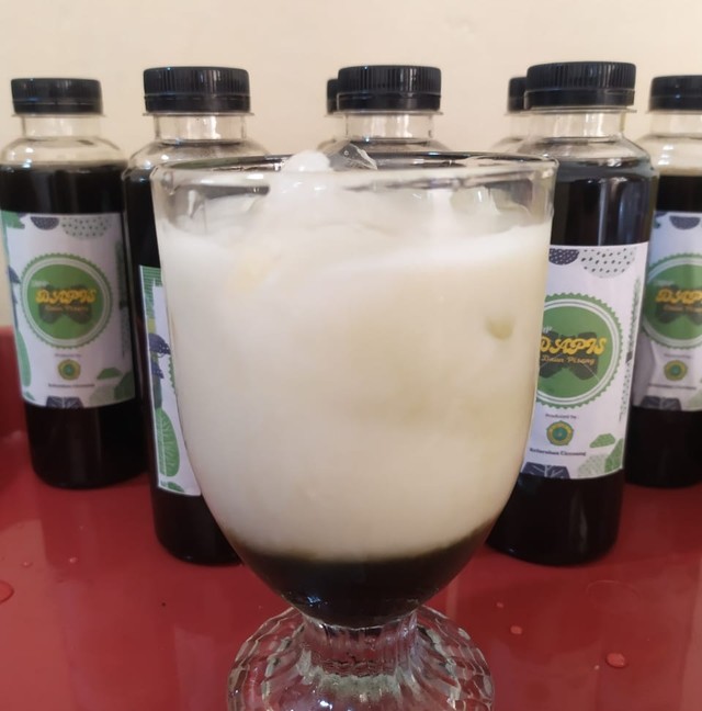 Sirup DaPis bahan minuman dari bahan dasar daun pisang. FOTO: Erick Disy/CIREMAITODAY