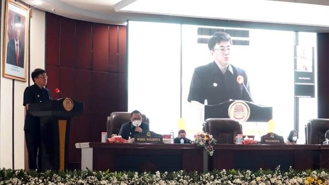 Wali Kota Manado, Andrei Angouw, saat menjelaskan soal RPJMD Kota Manado tahun 2021-2026 di hadapan rapat paripurna DPRD Kota Manado