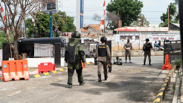Simulasi latihan menjinakkan bom di Kantor Samsat, Jumat (29/10). | Foto: Brimob Polda Lampung