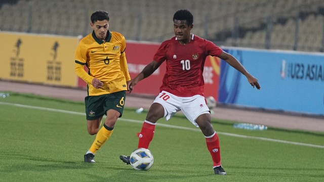 Pemain Timnas Indonesia Ramai Rumakiek (kanan) berebut bola dengan pemain Timnas Australia Fabian Monge (kiri) pada leg kedua kualifikasi Piala Asia U-23 di Stadion Republican Central, Dushanbe, Tajikistan, Jumat (29/10/2021). Foto: Humas PSSI/HO ANTARA