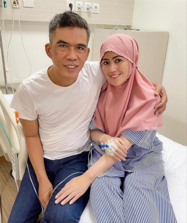 Meggy Wulandari dan suami. (Foto: Instagram @meggywulandari_real)