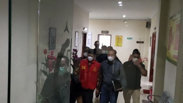 Tersangka SDK (baju oranye) saat berada di Kejaksaan Negeri (Kejari) Bojonegoro. Jumat (29/10/2021) (foto: dok istimewa)