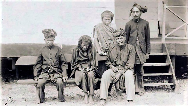 Cut Nyak Dhien (tengah) dan pasukannya sesaat setelah ditawan Belanda. Dok. KITLV 