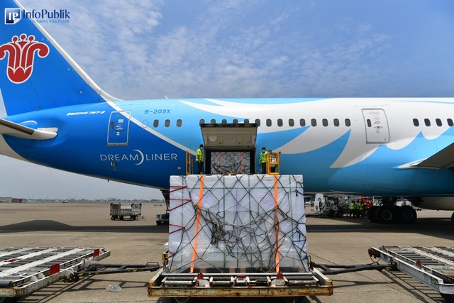 Vaksin Sinovac sebanyak 4 juta dosis tiba di Indonesia pada Jumat (29/10). Foto: Amiriyandi/InfoPublik/Kominfo