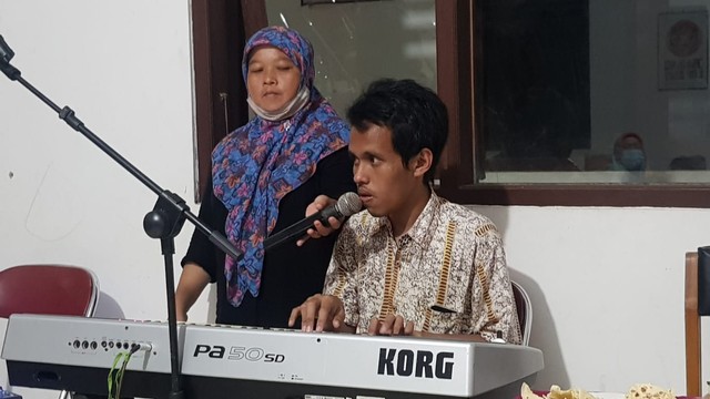 Salah seorang murid SLB Dharma Putra yang menampilkan penampilan keyboard. Foto: Birgita/Tugu Jogja
