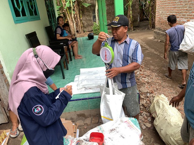 Proses penimbangan sampah nasabah Bank Sampah Imaji Lingkungan di Desa Bagon, Puger, Jember. Foto: Haryo Pamungkas.