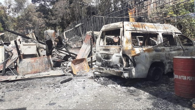 Ambulans yang dibakar di kawasan Bandara Bilorai Sugapa, Kabupaten Intan Jaya. (Dok Kodim Nabire)