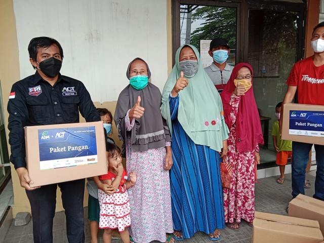 Pembagian paket pangan kepada masyarakat pra sejahtera Gresik (26-27/10/21)