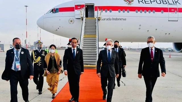 Presiden Jokowi naik Pesawat Garuda Indonesia dalam kunjungan kerja ke Italia, Inggris, dan Uni Emirat Arab, Jumat (29/10). Foto: Agus Suparto/Istana Presiden