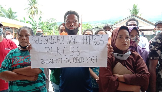 Para karyawan KCBS saat menggelar aksi unjuk rasa di kantor KCBS Maumere, Sabtu (30/10). Foto : Albert Aquinaldo