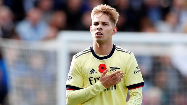 Pemain Arsenal Emile Smith Rowe berselebrasi usai mencetak gol kedua mereka saat hadapi Leicester City di Stadion King Power, Leicester, Inggris, Sabtu (30/10). Foto: Action Images via Reuters/Peter Cziborra