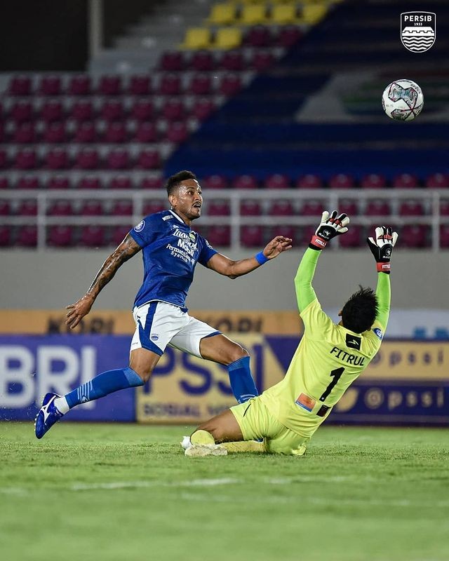 Persib vs Persipura di Liga 1, Sabtu (30/10). Foto: Instagram/@persib