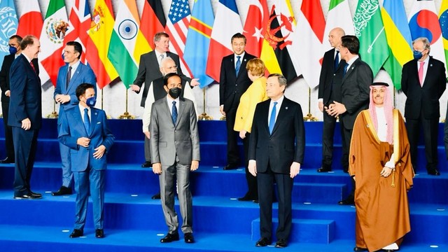 Presiden Joko Widodo bersiap berfoto bersama pemimpin negara G20 di La Nuvola, Roma, Italia, Sabtu (30/10). Foto: Laily Rachev/Biro Pers Sekretariat Presiden