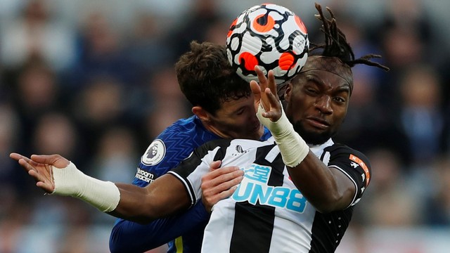Pemain Newcastle United Allan Saint-Maximin beraksi dengan pemain Chelsea Andreas Christensen di St James' Park, Newcastle, Inggris, Sabtu (30/10). Foto: Action Images via Reuters/Lee Smith