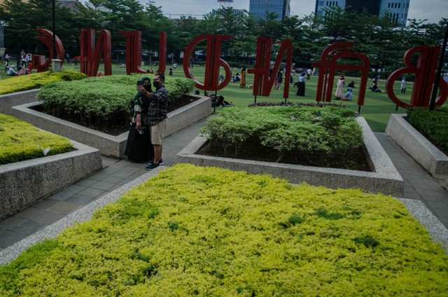 Warga berswafoto di Taman Alun-alun Bandung, Jawa Barat, Sabtu (30/10/2021).  Foto: Novrian Arbi/ANTARA FOTO