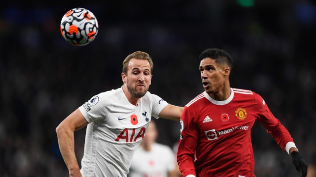Pemain Tottenham Hotspur Harry Kane beraksi dengan Raphael Varane dari Manchester United pada pertandingan Liga Premier di Stadion Tottenham Hotspur, London, Inggris - 30 Oktober 2021. Foto: Tony Obrien/REUTERS
