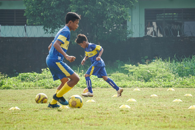 Suasana latihan siswa Sekolah Sepak Bola (SSB) Maisa FC di Bekasi. Foto: Iqbal Firdaus/kumparan