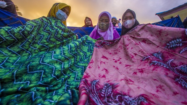 Pemilik UMKM Kinday limpuar Sasirangan, Aya Sofia (tengah) berfoto bersama dengan anak panti binaannya di Panti Sosial Bina Wanita Melati, Banjarbaru, Kalimantan Selatan. Foto: Bayu Pratama S/ANTARA FOTO
