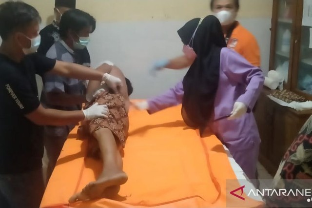 Kondisi mayat yang ditemukan di salah satu penginapan di Merangin, Jambi. Foto: ANTARA/HO