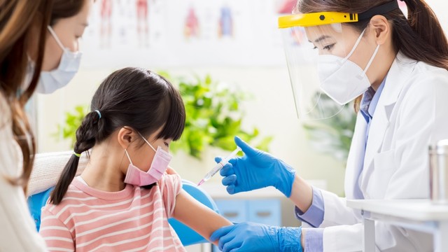 Ilustrasi anak divaksin atau vaksin Foto: Shutter Stock