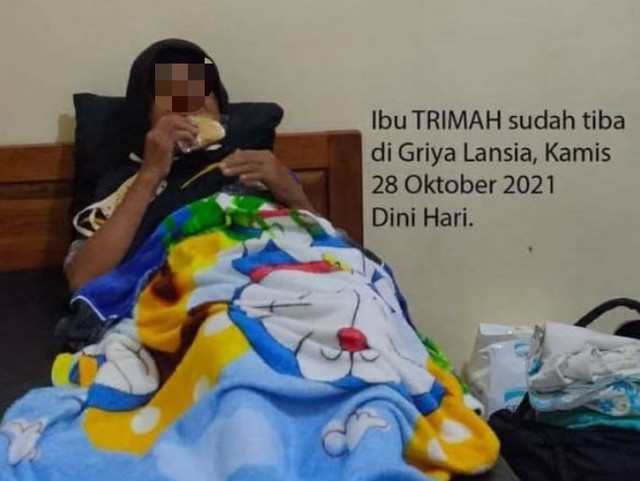 Ibu Trimah saat tiba di Griya Lansia. Foto: Dok Hi!Pontianak 