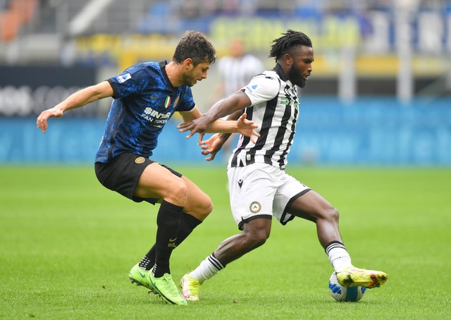 Pemain Udinese Ishak duel dengan pemain Inter Milan Andrea Ranocchia di San Siro, Milan, Italia, Minggu (31/10/2021). Foto: Daniele Mascolo/Reuters