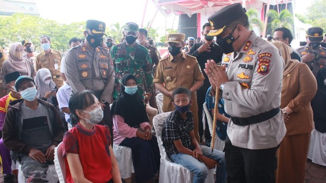 KAPOLDA Riau, Irjen Pol Agung Setya Imam Effendi bersama Bupati Bengkalis, Kasmarni, meninjau pelaksanaan vaksinasi di Bengkalis. 