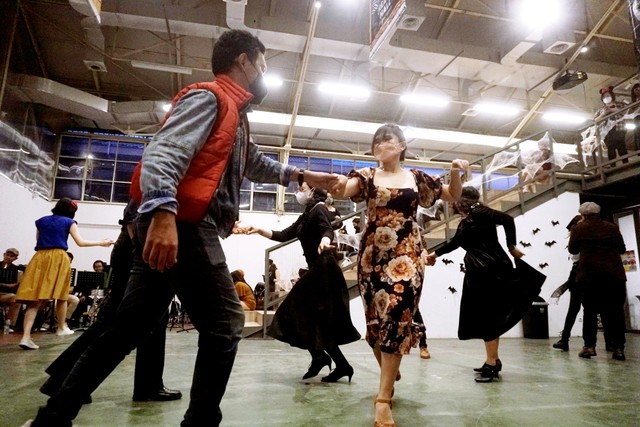 Sejumlah penari dari Indo Swing menari di Creative Hall, M Bloc Space, Jakarta Selatan, Minggu (31/10). Foto: Iqbal Firdaus/kumparan