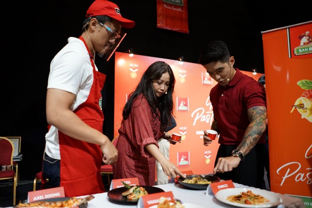 Dims the Meat Guy, Chef Rinrin Marinka, dan Chef Martin Praja saat memberikan penilaian dari 20 menu pasta terpilih Foto: dok.San Remo Indonesia