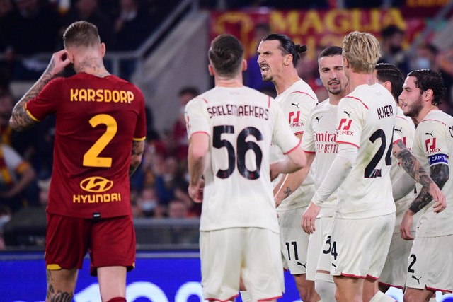 Selebrasi pemain AC Milan Zlatan Ibrahimovic usai mencetak gol ke gawang AS Roma pada pertandingan Liga Italia di Stadion Olimpico, Roma, Italia. Foto: Alberto Lingria/REUTERS