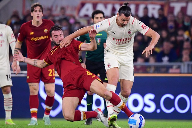 Pemain AC Milan Zlatan Ibrahimovic berebut bola dengan pemain AS Roma  Bryan Cristante pada pertandingan Liga Italia di Stadion Olimpico, Roma, Italia. Foto: Alberto Lingria/REUTERS