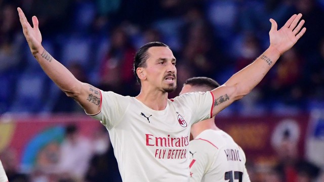 Selebrasi pemain AC Milan Zlatan Ibrahimovic usai mencetak gol ke gawang AS Roma pada pertandingan Liga Italia di Stadion Olimpico, Roma, Italia.  Foto: Alberto Lingria/REUTERS