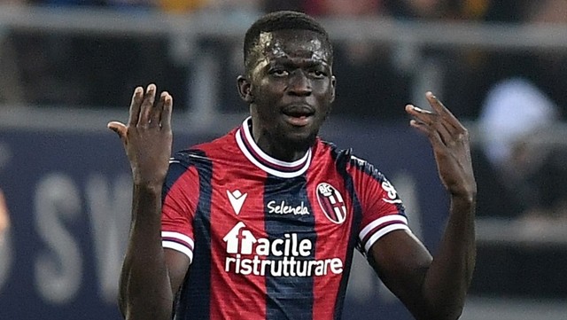 Pemain Bologna Musa Barrow merayakan gol keduanya saat hadapi AC Milan, di Stadio Renato Dall'Ara, Bologna, Italia, Sabtu (23/10). Foto: Jennifer Lorenzini/REUTERS