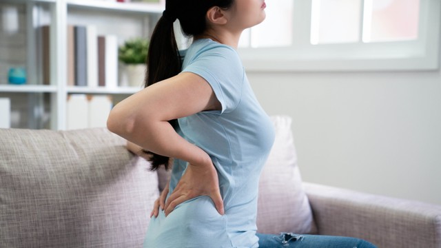 Ilustrasi ibu menyusui nyeri punggung. Foto: Shutter Stock