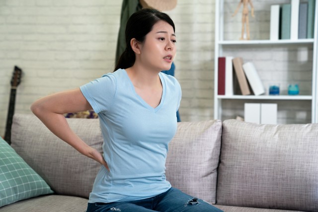 Ibu Menyusui Suka Sakit Punggung, Kenapa Ya? Foto: Shutter Stock