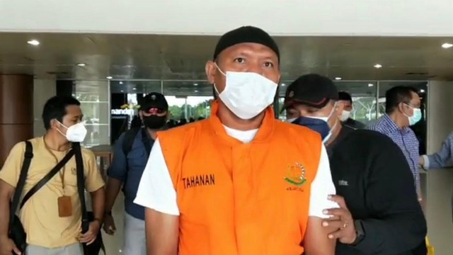 MUJIONO, terpidana kasus korupsi PT Inhutani usai ditangkap di Palu, Sulawesi Tengah saat tiba di Kejaksaan 