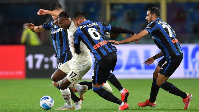 Pertandingan lanjuta Liga Italia antara Atalanta melawan AC Milan di Stadio Atleti Azzurri, Bergamo, Italia. Foto: Daniele Mascolo/REUTERS