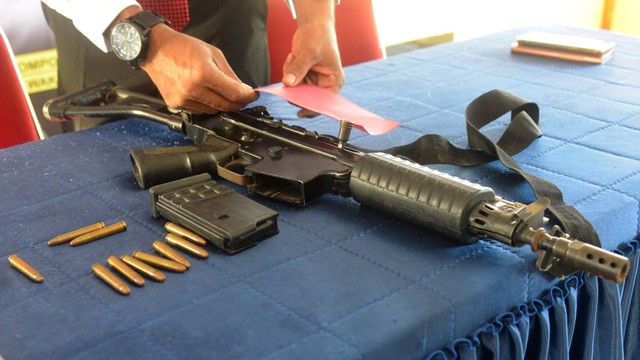 Polisi menunjukkan barang bukti saat keterangan pers gelar kasus pembunuhan Komandan Tim Badan Intelijen Strategis (BAIS) Kapten Abdul Majid di Pidie, Aceh, Senin (1/11/2021). Foto: Ampelsa/Antara Foto