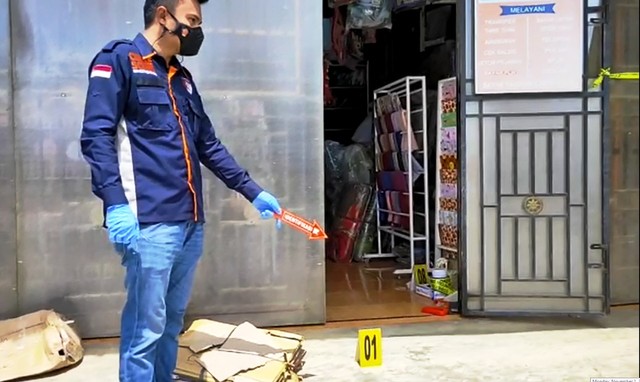 Petugas mengumpulkan barang bukti di lokasi perampokan bersenpi di Aceh Timur. Foto: Dok. Istimewa