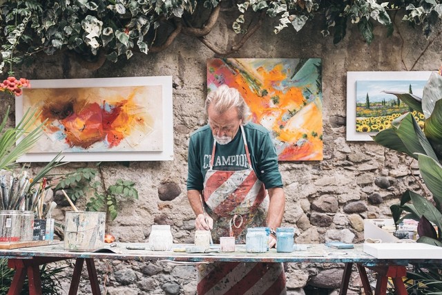 Ilustrasi seniman yang membuat seni rupa. Sumber: Unsplash
