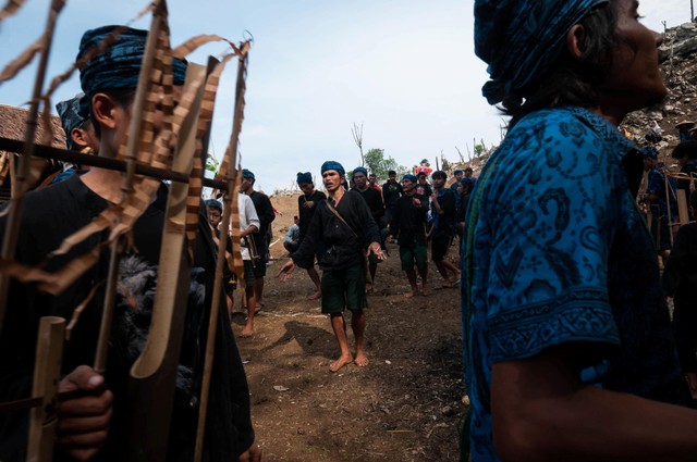 Warga Suku Baduy Luar menampilkan tari Ngalage diiringi lantunan musik tradisional di Desa Bojong Menteng, Lebak, Banten, Senin (1/11/2021). Foto: Muhammad Bagus Khoirunas/Antara Foto