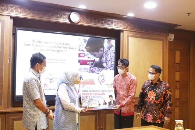 Foto : Penyerahan Simbolis Bantuan dari OK OCE Kemanusiaan Pada YAMSA, Senin, 1 November 2021 