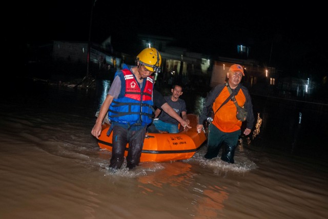 Petugas mengevakuasi warga yang terjebak banjir di Rangkasbitung, Lebak, Banten, Senin (1/11).  Foto: Muhammad Bagus Khoirunas/ANTARA FOTO
