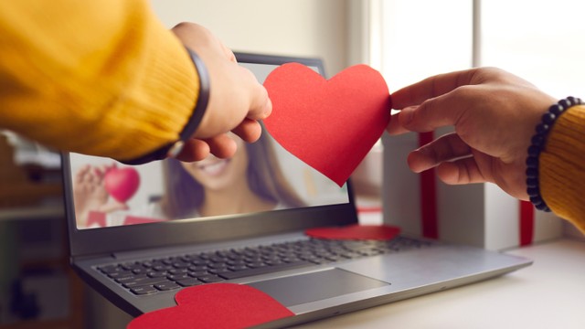 Ilustrasi Mengirimkan Perasaan Cinta. Foto: Shutterstock
