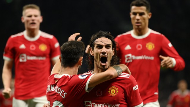 Punggawa Manchester United merayakan gol Cavani pada laga melawan Spurs. Foto: Twitter Manchester United