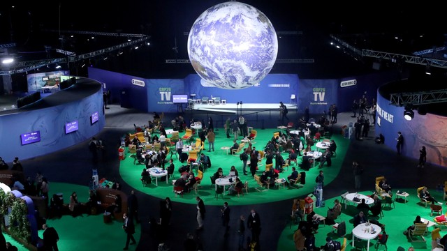Delegasi duduk selama Konferensi Perubahan Iklim PBB (COP26) di Glasgow, Skotlandia, Inggris, Senin (1/11). Foto: Yves Herman/REUTERS