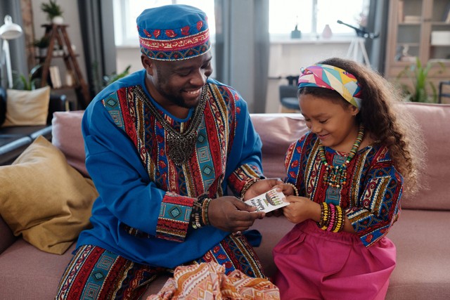 Memberi uang kepada anak, Sumber: Pexels