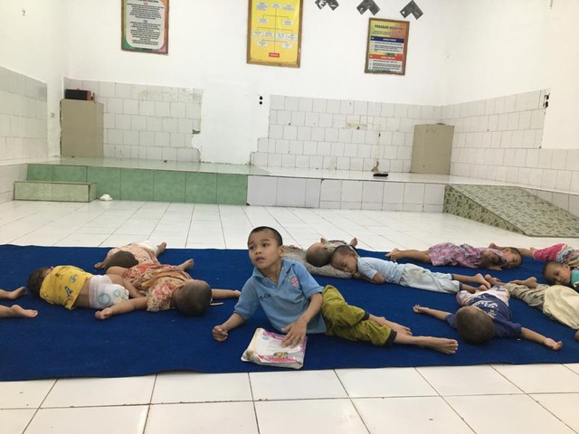Anak-anak Panti Asuhan Al Ikhlas sedang beristirahat. Foto: Deden Saputra/kendarinesia.